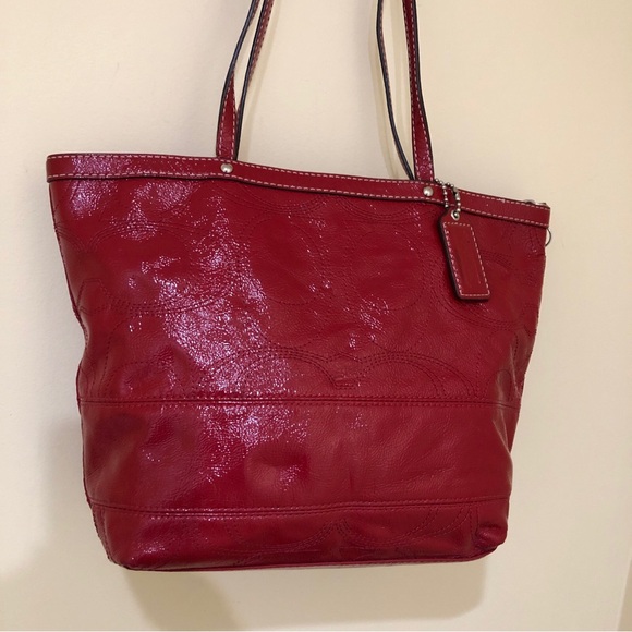 COACH Red Patent Leather Signature Stitch Shoulder Bag Tote + Wristlet Strap EUC - Picture 12 of 16